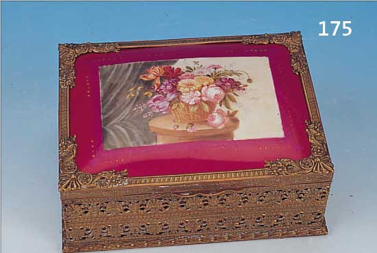DECKELDOSE, SEVRES, UM 1814, PORZELLAN, 7 X 16,5 X 13 CM, SCHöNE BEMALUNG, BLUMENKORB,AUF HOCKER, MESSINGMONTUR, REICH ...