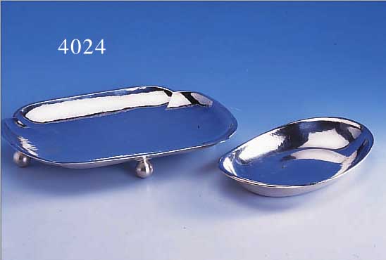 2 ANBIETSCHALEN, DEUTSCH UM 1930/32, 835ER SILBER, REINE TREIBARBEIT, HAMMERSCHLAGVER-ZIERUNG, GERINGE GEBR.SPUREN 1 X AUF 4 KUGEL- FüßEN CA. ...