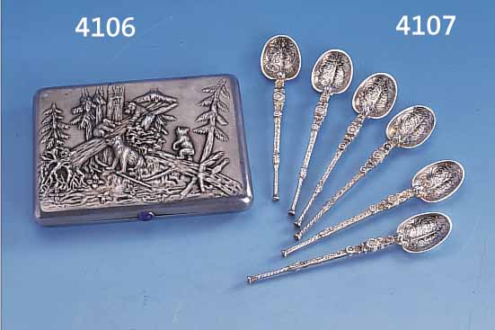 ZIGARETTENETUI, RUßLAND UM 1900, 875ER SILBER INNENVERGOLDET, MEISTERMARKE IF UNGED., DRüCKER MIT BLAUEM GLASCABOCHON, SCHöNE SCHWE-RE AUSF., ...