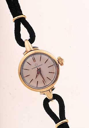 ETERNA MATIC DAMENARMBANDUHR, SCHWEIZ UM 1960, EDELST., BODEN GESCHR., GG-LÜNETTE, BANDANST. M. STARKEN GOLDSCHULTERN, BLATT VERS., KAL. ...