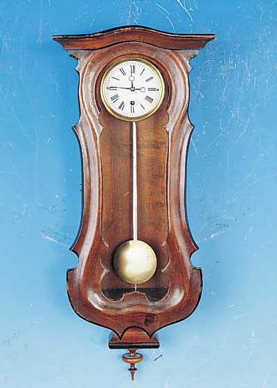 MINIATUR-WANDUHR, WIEN, UM 1850, GESCHWUN- GENE PROFILIERTE TüRE IN VIOLINFORM, SOGEN. WIENER BAROCKSTIL, DREISEITIG VERGLAST, AN DENKANTEN ...