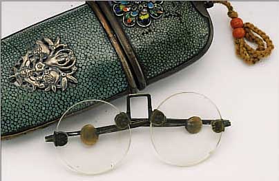BRILLENETUI MIT BRILLE, CHINA UM 1800, ROCHENHAUT, ORIG. GLäSER BERGKRISTALL. BüGEL METALL, APPLIKEN UND ABHäNGUNGEN DES ETUIS SEK., ...