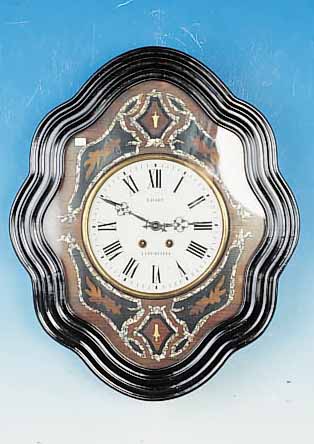 WANDUHR, FRANKREICH, UM 1880, SCHWARZ GE- LACKTER GESCHWUNGENER HOLZRAHMEN, ZIFFERBLATT-UMRANDUNG M. HOLZINTARSIEN U. ...