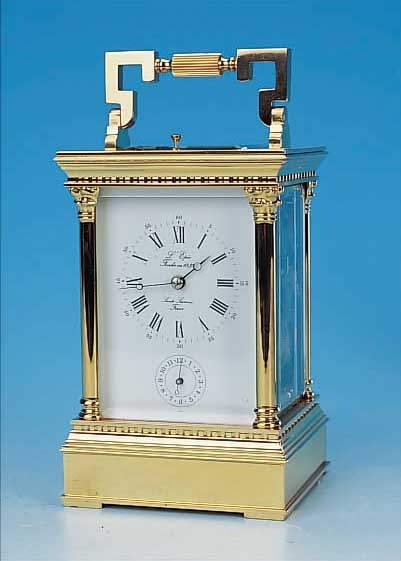 REISEWECKER MIT SCHLAGWERK U. ABRUF, L`EPéE, FRANKREICH, NEUZEITLICH, ORIGINALKARTON, VERZIERTES MESSINGGEHäUSE, ALLSEITIG FACET- TIERT ...