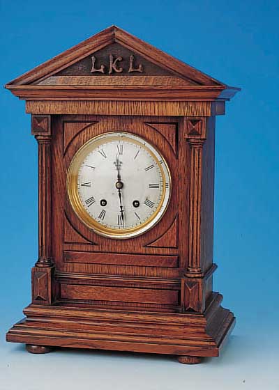 TISCHUHR, LENZKIRCH, UM 1895, VERZIERTES EICHENHOLZGEHäUSE IM STUTZUHRSTIL, IM GIEBEL- FELD MIT INITIALEN, KANNELIERTE SäULEN, FACET-TIERTER ...