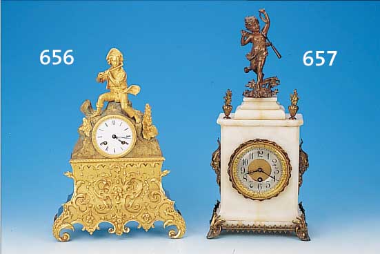 PENDULE, FRANKREICH, UM 1850, VERZIERTER UNDVERGOLDETER BRONZEGUß, SOCKEL MIT GEOMETR. BANDWERK UND FRüCHTEN, UHR IN STILISIERTEM FELSBLOCK, ...