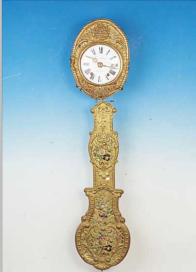COMTOISE MIT PRUNKPENDEL, FRANKREICH UM 1880, OVAL GEPRäGTE MESSINGUMRANDUNG (IM UNTEREN BEREICH L. EINGERISSEN), ALTER PRUNKPENDEL, ...