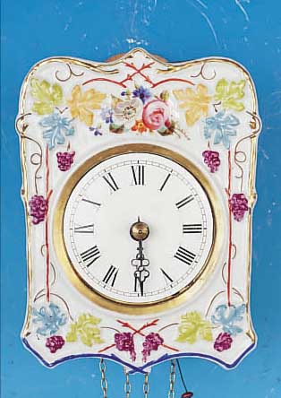 PORZELANSCHILDERUHR, SCHWARZWALD, UM 1880, FLORAL BEMALTES PORZELANSCHILD MIT WEINREBEN U. BLATTDEKOR, ORIGINAL, MIT HOLZ HINTERFüT- TERT, ...