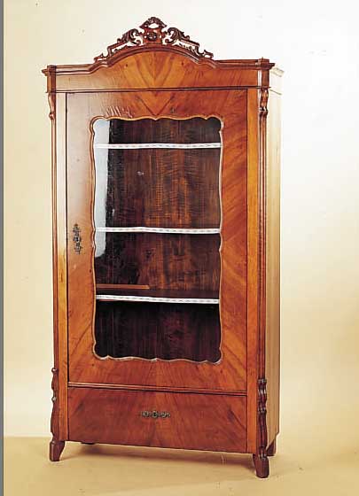 VITRINE, DEUTSCH, UM 1870, NUßBAUMFURNIER, EINE SOCKELSCHUBLADE, DREI EINLEGEBöDEN SPäTER, L. ALTERSSSPUREN, 181 X 97 ...
