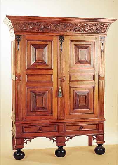 SCHRANK, SOG. KISSENSCHRANK, HOLLAND, UM 1920, EICHE MASSIV, ZWEI SCHUBLADEN UNTEN, INNEN ZWEI BöDEN, REICH GESCHNITZT, 182 X 145 X ...