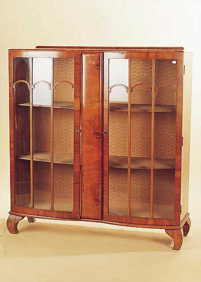VITRINE, ENGLAND, 30ER JAHRE, NUßBAUMFURNIER, ALTERS- UND GEBRAUCHSSCHäDEN, ZWEI BöDEN, 115 X 103 X 36 CM