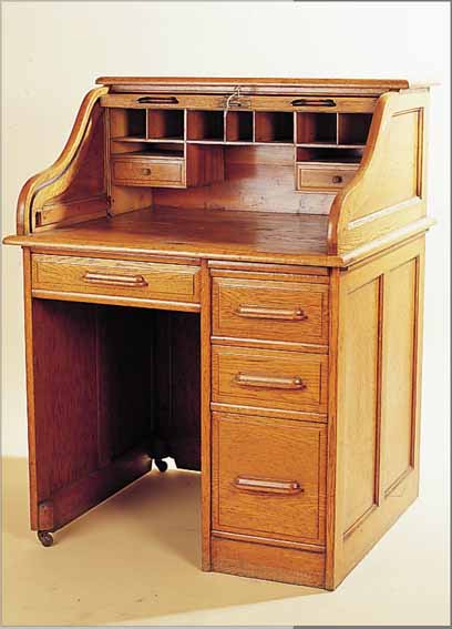 SCHREIBTISCH, ENGLAND, UM 1910, HELLE EICHE MASSIV, INNENEINRICHTUNG, VIER SCHUBLADEN, 112 X 83 X 76 CM, OHNE SCHLüSSEL