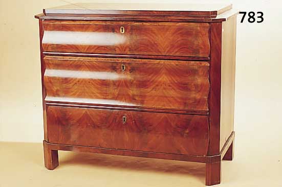 KOMMODE, DEUTSCH, UM 1850/60, MAHAGONIFURNIER, NEU FURNIERTE PLATTE, EIN FUß HINTEN FEHLT, MIT OBERFLäCHEN BZW. ...