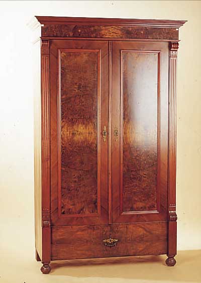 SCHRANK, DEUTSCH, UM 1890, NUßBAUMFURNIER, KANNELIERTE LISENEN, ALTER WURMBEFALL AN EINER TüR, 188 X 115 X 55 CM, L. ALTERS- ...