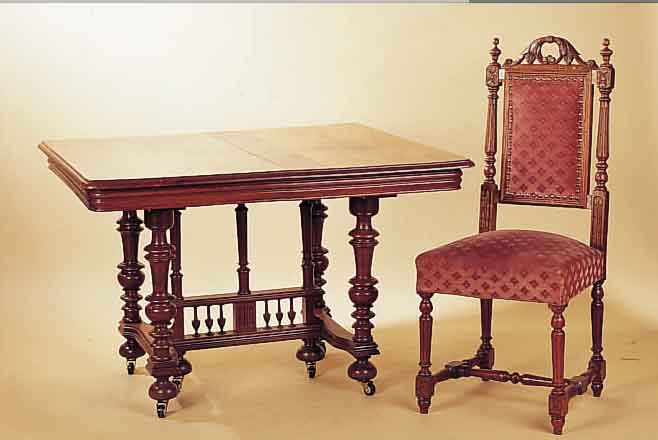 TISCH U. VIER STüHLE, FRANKR., UM 1880/90, EICHE MASSIV, GESCHNITZT UND GEDRECHSELT, EHEMALS AUSIEHBAR, TISCH, 76 X 103 X 113 CM; H/SH. ...