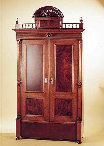 SCHRANK, GRüNDERZEIT, UM 1890, NUßBAUMFURNIER, Z.T. WURZELNUß, MIT MUSCHEL- KRONE, POLIERT, M. 219 X 115 X 56 CM, L. AL- TERSSP.