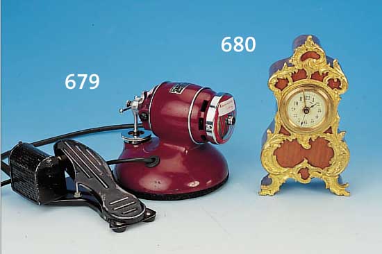 KL. PENDULE M. WECKER, FRANKREICH, UM 1890, GESCHWUNGENES NUßBAUMGEHäUSE, VORDERSEITIG MITGROßER MESSINGAPPLIKE IM ROKOKOSTIL MIT RO- CAILLEN, ...