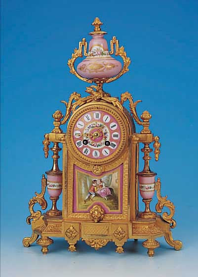 PENDULE, FRANKREICH, UM 1870, REICH VERZIER-TES GUßGEHäUSE, Z.T. MIT ALTER VERGOLDUNG, SO-CKEL MIT MASKERON, MIT BEMALTEN PORZELLANEIN- LAGEN ...
