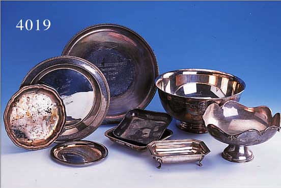 LOT 9 SCHALEN UND TELLER, SILBER UND METALL, VERSILBERT, MODERN, MEIST TROPHäEN, D.H. M.GRAVUREN AUS (PFERDE-)RENNEN AUS DEN 70/80ER JAHREN, ...
