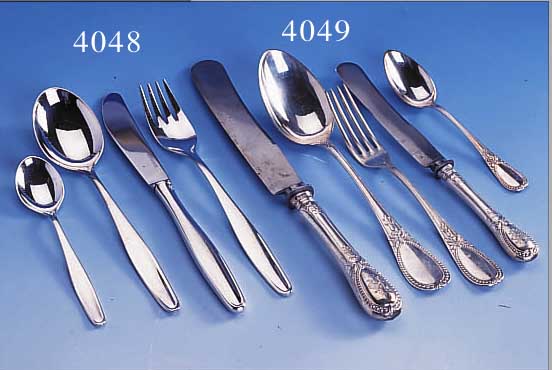 BESTECK, DEUTSCH UM 1830/40, HISTORISMUS, 800ER SILBER, BEST. AUS, 6 GR. UND 6 FRüHSTüCKSMESSERN MIT ORIG.-STAHLKLINGEN (L. KORROD.), ...