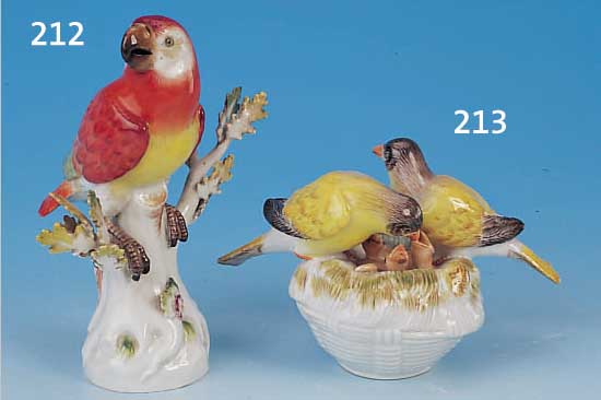 PORZELLANSKULPTUR, MEISSEN, UM 1900, PORZELLAN, H. 15.5 CM, VOGEL, AM BAUMSTAMM BESTOßEN