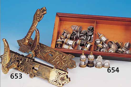 SCHACHSPIEL, DEUTSCH, 20/30ER JAHRE, ALTE GELDSTüCKE UND METALL, H.CA. 2.5-6.5 CM, EIGENBAU, KURIOS, IN HOLZKASTEN, OHNE BRETT, ...