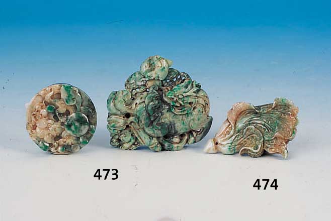 ANHäNGER UND SCHLIEßE, CHINA, 20. JH., JADEIT, 8 X 6 CM, IN BLüTENFORM GESCHNITZT DAZU GüRTELSCHLIEßE ?, GESCHNITZT, D. 6 CM ...