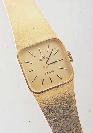 ARCTOS DAMENGOLDBANDUHR, GG 585/000 INCL. GG-MILANAISEBAND, BODEN GEDR., FORMANKERW., 17 ST., INCABL. STOßGES., HANDAUFZUGKAL. INTEX1980, ...