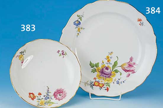 RUNDE SCHALE, MEISSEN, 50ER J., PORZELLAN, SCHöNE BEMALUNG, DEKOR BLUME 4, INNEN EIN GR. U. ZWEI KLEINE BUNTE BOUQUETS, D. 25 CM, GOLD-RAND