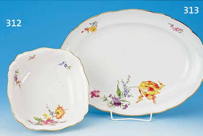 ECKIGE SCHüSSEL, MEISSEN, 50ER J., PORZEL- LAN, SCHöNE BEMALUNG, DEKOR BLUME 4, INNEN EINGROSSES U. ZWEI KLEINE BOUQUETS U. STREUBLUME,GOLDRAND, ...