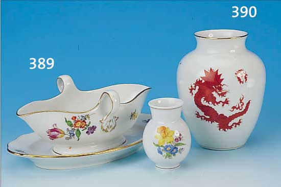 ZWEI VASEN, 30ER JAHRE, 1X MEISSEN, BUNTE FLORALE BEMALUNG, BUNTES BOUQUET U. STREU- BLüMCHEN, GOLDRäNDER, H. 9 CM; 1 X ILMENAU, MIT ROTEM ...