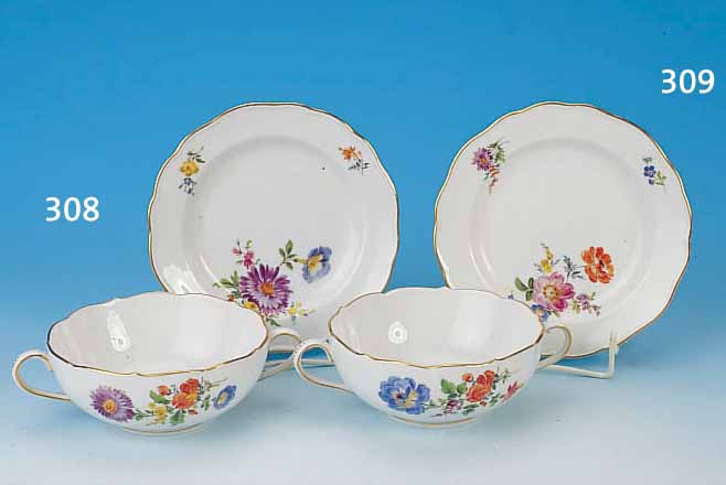 ZWEI SUPPENTASSEN MIT UNTERTASSEN, MEISSEN, 50ER J., PORZELLAN, SCHöNE BEMALUNG, DEKOR BLUME 4, JE EIN GROSSES BUNTES BOUQUET U. ZWEI ...