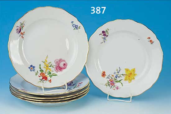 SECHS FLACHE TELLER, MEISSEN, 30/50ER J., PORZELLAN, SCHöNE BEMALUNG, DEKOR BLUME 4, JE EIN GROSSES BUNTES BOUQUET U. ZWEI KLEINE, D. 24,5 CM, ...