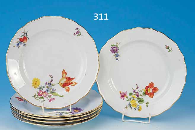 SECHS FLACHE TELLER, MEISSEN, 30/50ER J., PORZELLAN, SCHöNE BEMALUNG, DEKOR BLUME 4, JE EIN GROSSES BUNTES BOUQUET U. ZWEI KLEINE, D. 25,5 CM, ...