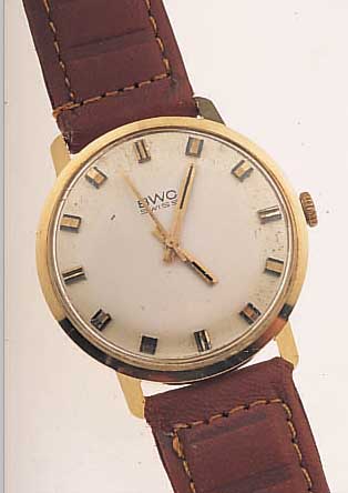BWC HERRENARMBANDUHR, REF.-NR. 848320, SCHWEIZ UM 1968, GG 585/000, BODEN GEDR., MATT VERS. BLATT, ZUM RAND L. FL., AUFGES. ...