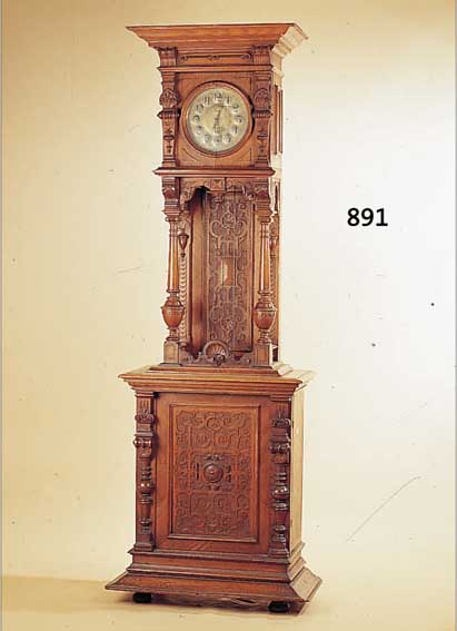 STANDUHR, DEUTSCH, UM 1880, REICH VERZIERTESEICHENGEHäUSE, HISTORISMUS, IM SOCKEL TüR MIT EINLEGEBöDEN, GEHäUSE 3-TEILIG, SCHWUNG- BEREICH ...