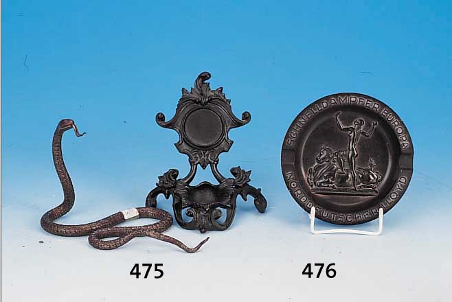 ZWEI TASCHENUHRENSTäNDER, FRANKREICH, UM 1890/1900, EISENGUß, H. 13/15 CM, 1 X IN FORM EINER SCHLANGE