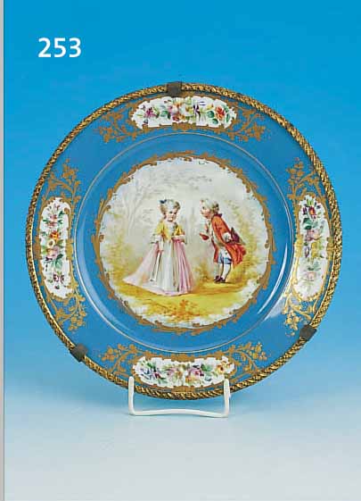 ZIERTELLER, SEVRES, UM 1868, PORZELLAN, TüRKISBLAUER FOND, IN DER MITTE RUNDE KAR- TUSCHE, FEINE BEMALUNG EINER ROMANTISCHEN SZENE IN ...