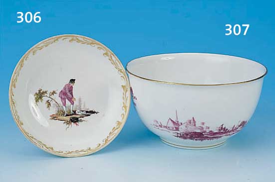 SCHALE, WIEN, UM 1760, PORZELLAN, BUNTE BE- MALUNG, MANN SPIELT MIT SEINEM HUND IN WALD- LANDSCHAFT, GOLDSTAFFAGE, DIESE Z. T. BER., D. 13,5 CM