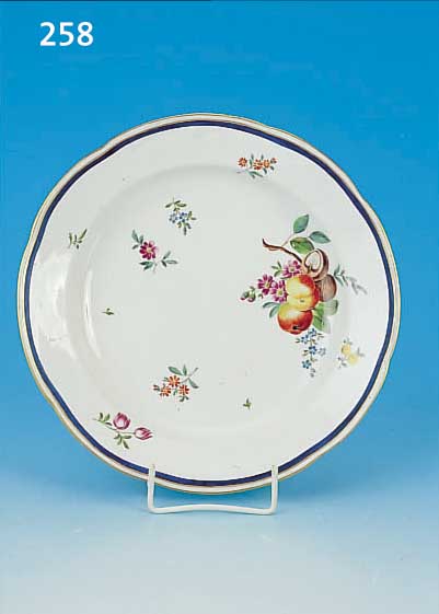 TIEFER TELLER, FRANKENTHAL, UM 1770, PORZELLAN, FEINE BUNTE BEMALUNG VON OBST, NüSSEN UND BLUMEN, BOUQUET U. STREUBLUMEN, ...