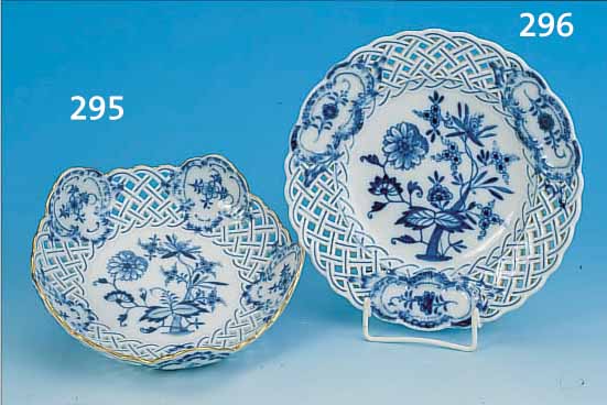 ZIERSCHALE, MEISSEN, UM 1860-70, PORZELLAN, BLAUES ZWIEBELMUSTER, BEMALT, WANDUNG IN DURCHBURCHARBEIT, GOLDSTAFFAGE, D. 18 CM