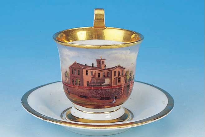 TASSE MIT UNTERTASSE, MEISSEN, 18. JH., PORZELLAN, QUALITäTVOLLE BEMALUNG, IN KAR- TUSCHE ANSICHT EINES GROSSEN GEBäUDE, BEZ. ...