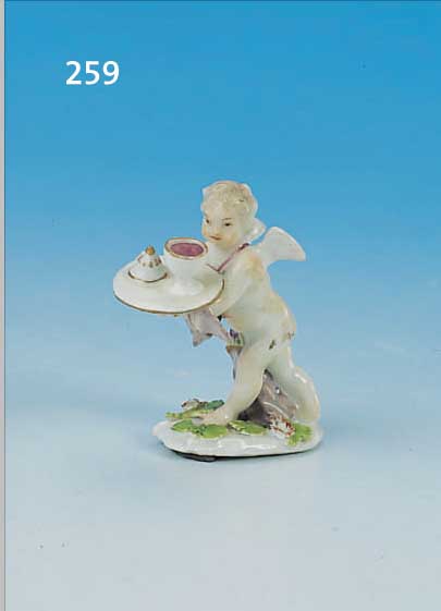MINIATURFIGUR, MEISSEN, UM 1740, PORZELLAN, BUNTE BEMALUNG, VOLLPLASTISCHE PUTTIFIGUR ALS SERVIERER MIT TABLETT U. DARGEBOTENEM DECKEL- GEFäSS, ...