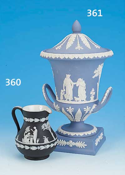 DECKELVASE, WEDGWOOD, 70ER JAHRE, BISQUITPORZELLAN, H. CA. 32 CM, PALE BLUE,JAPSER, NUM. 2547,
