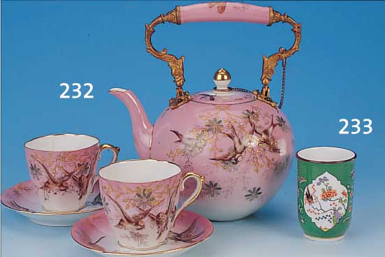 BECHER, MEISSEN, UM 1860, PORZELLAN, GRüNER FOND, UMLAUFEND REICH BUNT BEMALT, IN ZWEI KARTUSCHEN INDIANISCHE BLUMEN U. VöGEL, DA- ZWISCHEN ...
