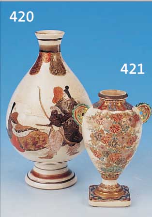 FUßVASE, SATSUMA, UM 1880, STEINZEUG, FEINE BUNTE BEMALUNG, REICHER FLORALER DEKOR, ZWEI KLEINE REL. HENKEL, GOLDSTAFFAGE, Z. T. L. BER., H. ...