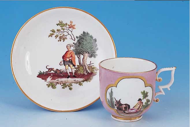 TASSE MIT UNTERTASSE, MEISSEN, UM 1735-45, PORZELLAN, MAUVE-FARBENER FOND, QUALITäTVOLLE BUNTE BEMALUNG, BäUERLICHE SZENEN IN ZWEI KARTUSCHEN ...