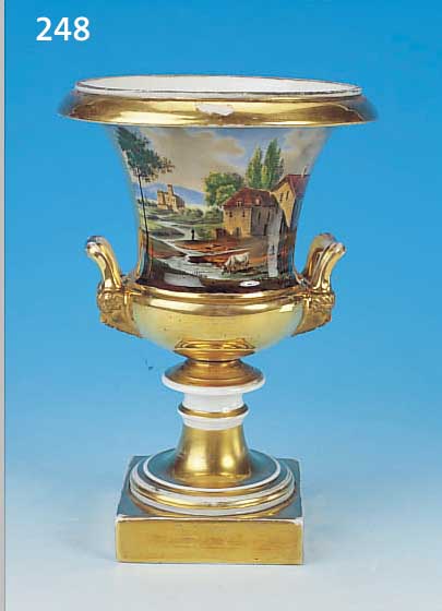 FUßVASE, PARIS, UM 1820, PORZELLAN, QUALI- TäTSVOLLE BUNTE BEMALUNG, ZWEI GROSSE KAR- TUSCHEN, 1X SCHöNE PANORAMA-ANSICHT, BAUERN- HAUS AN ...