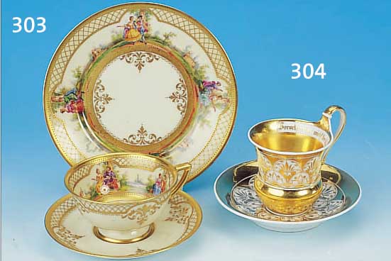 TASSE U. UNTERTASSE, KPM, BERLIN, UM 1800, PORZELLAN, SEHR REICHE GOLDSTAFFAGE, FILIGRA- NER FLORALER DEKOR, BEZ. VERSCHMäHE NICHT DIE KLEINE ...