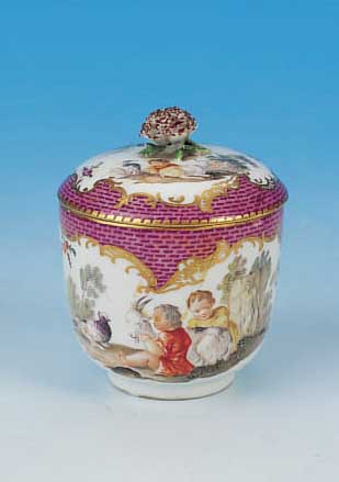 DECKELDOSE, MEISSEN, UM 1750, PORZELLAN, STIL. PURPURFARBENER SCHUPPENDEKOR, UMLAUFEND BUNTE BEMALUNG VON SPIELENDEN KINDERN MIT TIEREN IN ...